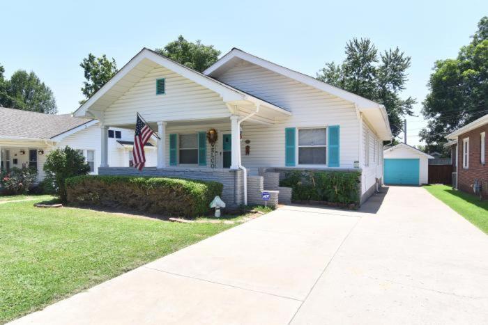 Entire Home*Cherry St*Food*Fun*Drinks*Shop* Tulsa Buitenkant foto